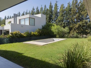Casa de 3 dormitorios con piscina y parillero en Country San Sebastian