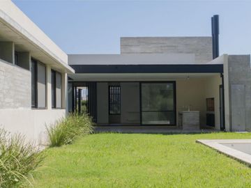 Casa de 3 dormitorios con piscina y parillero en Country San Sebastian