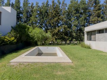 Casa de 3 dormitorios con piscina y parillero en Country San Sebastian