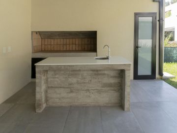 Casa de 3 dormitorios con piscina y parillero en Country San Sebastian