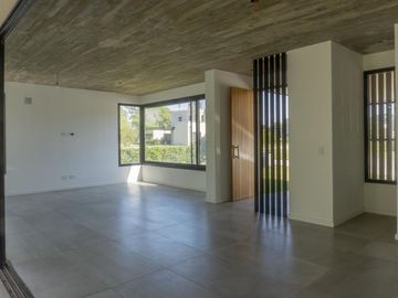 Casa de 3 dormitorios con piscina y parillero en Country San Sebastian