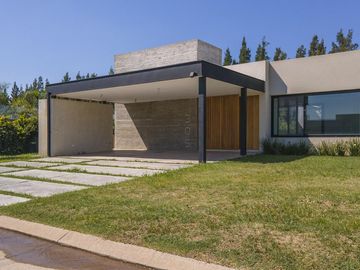 Casa de 3 dormitorios con piscina y parillero en Country San Sebastian