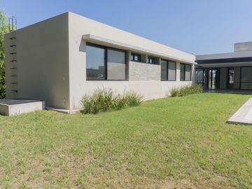 Casa de 3 dormitorios con piscina y parillero en Country San Sebastian