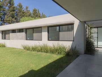 Casa de 3 dormitorios con piscina y parillero en Country San Sebastian
