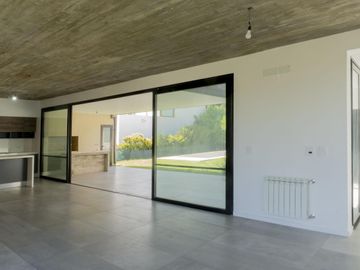 Casa de 3 dormitorios con piscina y parillero en Country San Sebastian