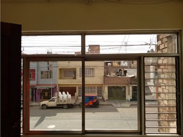 VENDO CASA DE 4 PISOS C/COCHERA EN URB. NARANJAL - SMP