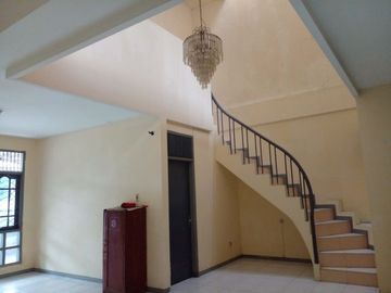 Disewakan Rumah Siap Huni 6 Kamar Tidur Di Semampir Tengah, Surabaya