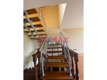 😍 Hermosa Casa 🏡 de 160mts2 en 📍 La Perla una de las zonas más lindas del Callao a 120 mts de la Av. la Marina. 

La casa tiene 3 pisos: 
1️⃣ Prime