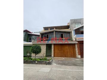 😍 Hermosa Casa 🏡 de 160mts2 en 📍 La Perla una de las zonas más lindas del Callao a 120 mts de la Av. la Marina. 

La casa tiene 3 pisos: 
1️⃣ Prime
