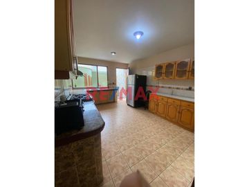 😍 Hermosa Casa 🏡 de 160mts2 en 📍 La Perla una de las zonas más lindas del Callao a 120 mts de la Av. la Marina. 

La casa tiene 3 pisos: 
1️⃣ Prime