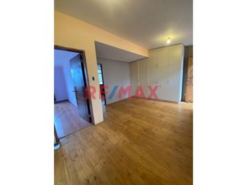 😍 Hermosa Casa 🏡 de 160mts2 en 📍 La Perla una de las zonas más lindas del Callao a 120 mts de la Av. la Marina. 

La casa tiene 3 pisos: 
1️⃣ Prime