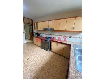 😍 Hermosa Casa 🏡 de 160mts2 en 📍 La Perla una de las zonas más lindas del Callao a 120 mts de la Av. la Marina. 

La casa tiene 3 pisos: 
1️⃣ Prime