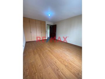 😍 Hermosa Casa 🏡 de 160mts2 en 📍 La Perla una de las zonas más lindas del Callao a 120 mts de la Av. la Marina. 

La casa tiene 3 pisos: 
1️⃣ Prime