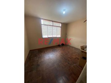 😍 Hermosa Casa 🏡 de 160mts2 en 📍 La Perla una de las zonas más lindas del Callao a 120 mts de la Av. la Marina. 

La casa tiene 3 pisos: 
1️⃣ Prime