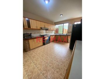 😍 Hermosa Casa 🏡 de 160mts2 en 📍 La Perla una de las zonas más lindas del Callao a 120 mts de la Av. la Marina. 

La casa tiene 3 pisos: 
1️⃣ Prime