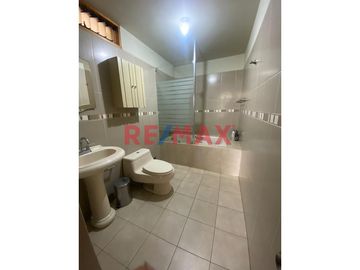 😍 Hermosa Casa 🏡 de 160mts2 en 📍 La Perla una de las zonas más lindas del Callao a 120 mts de la Av. la Marina. 

La casa tiene 3 pisos: 
1️⃣ Prime