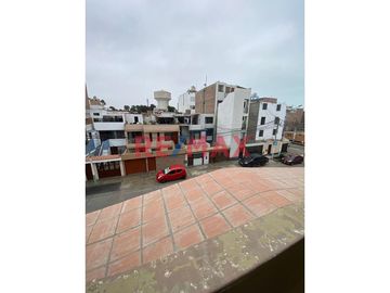 😍 Hermosa Casa 🏡 de 160mts2 en 📍 La Perla una de las zonas más lindas del Callao a 120 mts de la Av. la Marina. 

La casa tiene 3 pisos: 
1️⃣ Prime