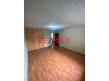 😍 Hermosa Casa 🏡 de 160mts2 en 📍 La Perla una de las zonas más lindas del Callao a 120 mts de la Av. la Marina. 

La casa tiene 3 pisos: 
1️⃣ Prime