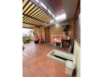 😍 Hermosa Casa 🏡 de 160mts2 en 📍 La Perla una de las zonas más lindas del Callao a 120 mts de la Av. la Marina. 

La casa tiene 3 pisos: 
1️⃣ Prime