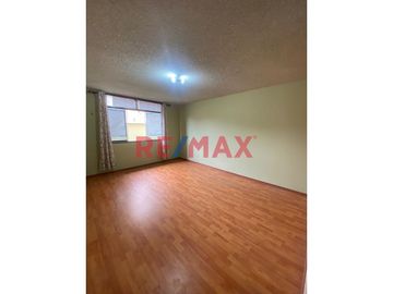 😍 Hermosa Casa 🏡 de 160mts2 en 📍 La Perla una de las zonas más lindas del Callao a 120 mts de la Av. la Marina. 

La casa tiene 3 pisos: 
1️⃣ Prime