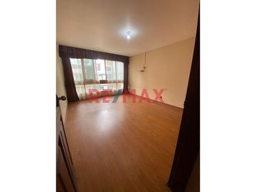 😍 Hermosa Casa 🏡 de 160mts2 en 📍 La Perla una de las zonas más lindas del Callao a 120 mts de la Av. la Marina. 

La casa tiene 3 pisos: 
1️⃣ Prime