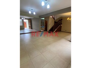 😍 Hermosa Casa 🏡 de 160mts2 en 📍 La Perla una de las zonas más lindas del Callao a 120 mts de la Av. la Marina. 

La casa tiene 3 pisos: 
1️⃣ Prime