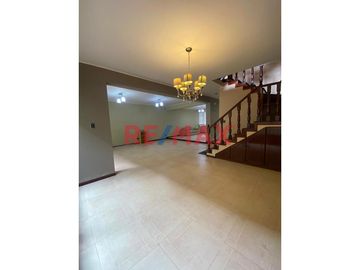 😍 Hermosa Casa 🏡 de 160mts2 en 📍 La Perla una de las zonas más lindas del Callao a 120 mts de la Av. la Marina. 

La casa tiene 3 pisos: 
1️⃣ Prime