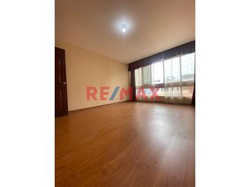 😍 Hermosa Casa 🏡 de 160mts2 en 📍 La Perla una de las zonas más lindas del Callao a 120 mts de la Av. la Marina. 

La casa tiene 3 pisos: 
1️⃣ Prime
