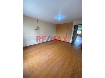 😍 Hermosa Casa 🏡 de 160mts2 en 📍 La Perla una de las zonas más lindas del Callao a 120 mts de la Av. la Marina. 

La casa tiene 3 pisos: 
1️⃣ Prime
