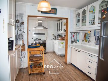 Casa en Venta en Medina/ Av Lo Barnechea