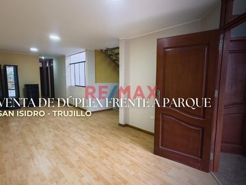 ¿Te imaginas vivir frente al parque, en un lugar que se siente como hogar desde el primer día?
Ubicado en una de las zonas más tranquilas, seguras y