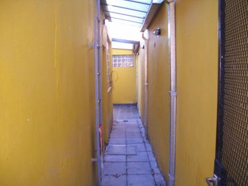CASA EN TERRENO 8,66 X 30 GGE 2 AUTOS - CON PARQUE AL FONDO