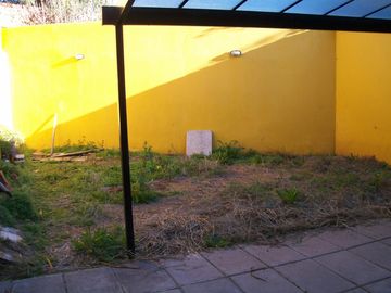 CASA EN TERRENO 8,66 X 30 GGE 2 AUTOS - CON PARQUE AL FONDO