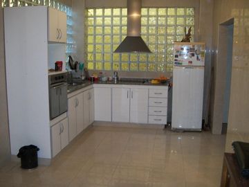 CASA EN TERRENO 8,66 X 30 GGE 2 AUTOS - CON PARQUE AL FONDO