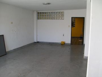 CASA EN TERRENO 8,66 X 30 GGE 2 AUTOS - CON PARQUE AL FONDO