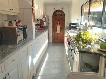 Casa en venta de 3 dorm. En Portal La Dehesa, Lo Barnechea
