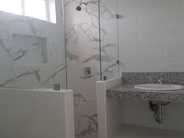 Casa de venta de lujo a estrenar en urb. Privada Casalaguna- Brisana
