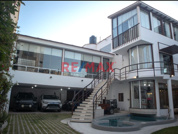 🏡 Descubre la casa de tus sueños en una de las zonas más exclusivas de Chiclayo! Te presentamos esta majestuosa propiedad ubicada en Pasaje  Miraflore