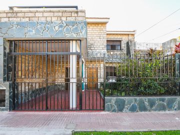 CASA EN ALBERDI 4 DORMITORIOS