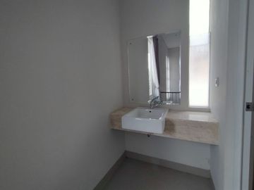 RUMAH MODERN MEWAH 2LT DI JALAN DAMAI