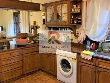 Importante casa en inmejorable zona Castelar Norte. 5 amb. pileta acepta permuta en parte de pago