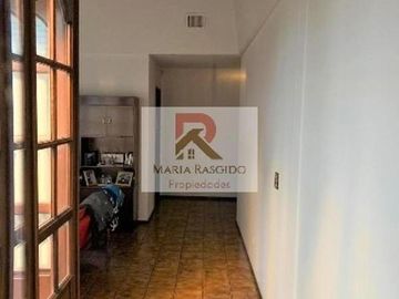 Importante casa en inmejorable zona Castelar Norte. 5 amb. pileta acepta permuta en parte de pago