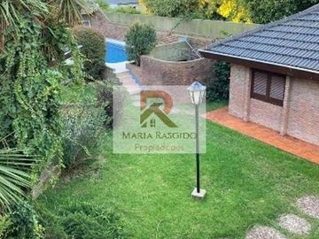 Importante casa en inmejorable zona Castelar Norte. 5 amb. pileta acepta permuta en parte de pago