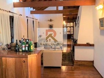 Importante casa en inmejorable zona Castelar Norte. 5 amb. pileta acepta permuta en parte de pago