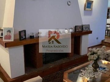 Importante casa en inmejorable zona Castelar Norte. 5 amb. pileta acepta permuta en parte de pago