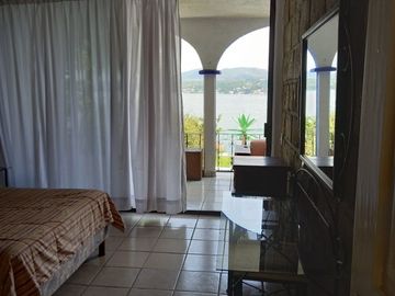 QUINTA RESIDENCIAL TEQUES  con acceso al lago