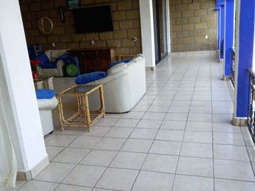 QUINTA RESIDENCIAL TEQUES  con acceso al lago