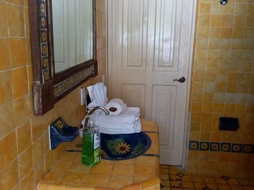 QUINTA RESIDENCIAL TEQUES  con acceso al lago