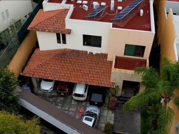 Casa de Lujo con Alberca en Venta en Colinas de San Javier Villa Universitaria