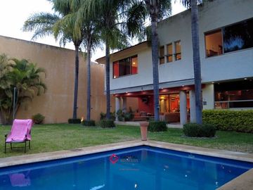 Casa de Lujo con Alberca en Venta en Colinas de San Javier Villa Universitaria